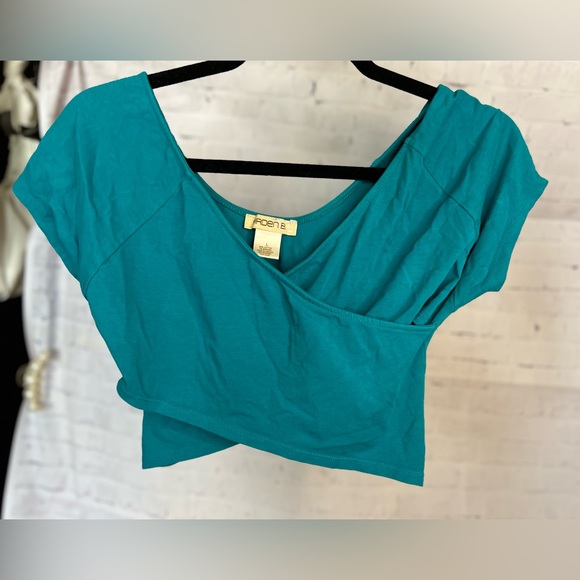 Cute crop top turquoise nice fit. Size L. Arden B - Picture 7 of 7